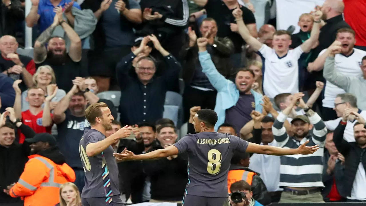 Harry Kane celebrates a goal with Trent Alexander-Arnold