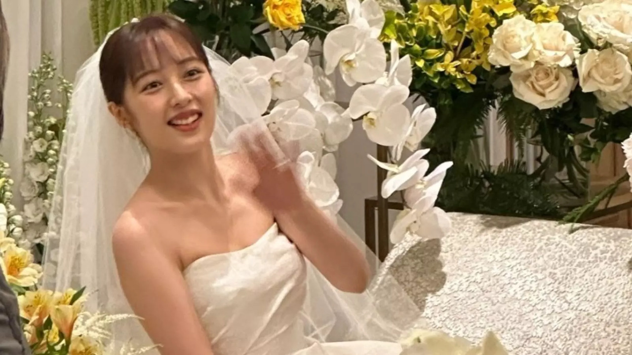 Like Flower In The Sand Star Kim Bora Marries Director Jo Ba Reun: See Pics