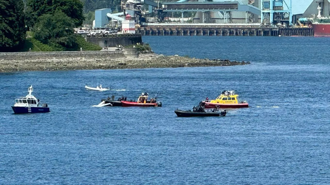 Canada: Plane Crashes on Boat in Vancouver’s Coal Harbour, Several Injured | VIDEO