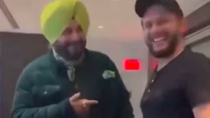 T20 World Cup Ahead of India-Pakistan Mega Showdown Navjot Singh Sidhu Meets Shahid Afridi Chat Goes Viral  Watch