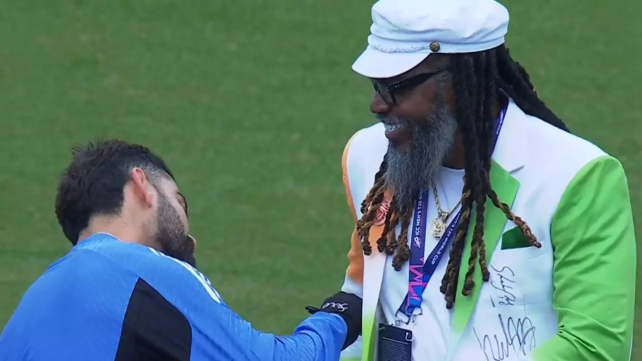 Chris Gayle with Virat Kohli