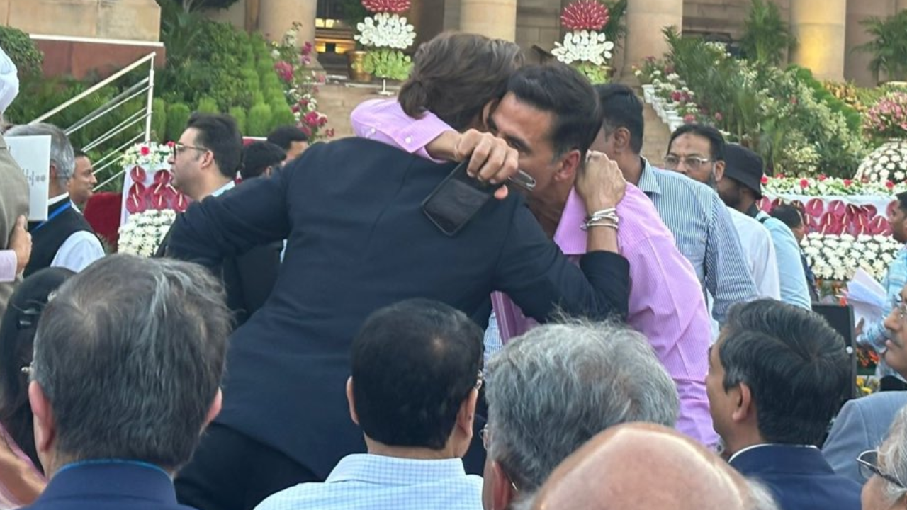 Shah Rukh Khan And Akshay Kumar Share Warm Hug at PM Modi's Oath-Taking Ceremony