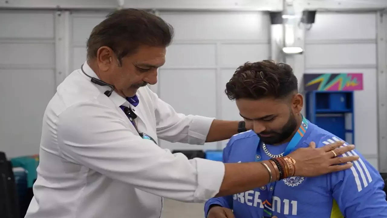 Ravi Shastri handed the medal to Rishabh Pant