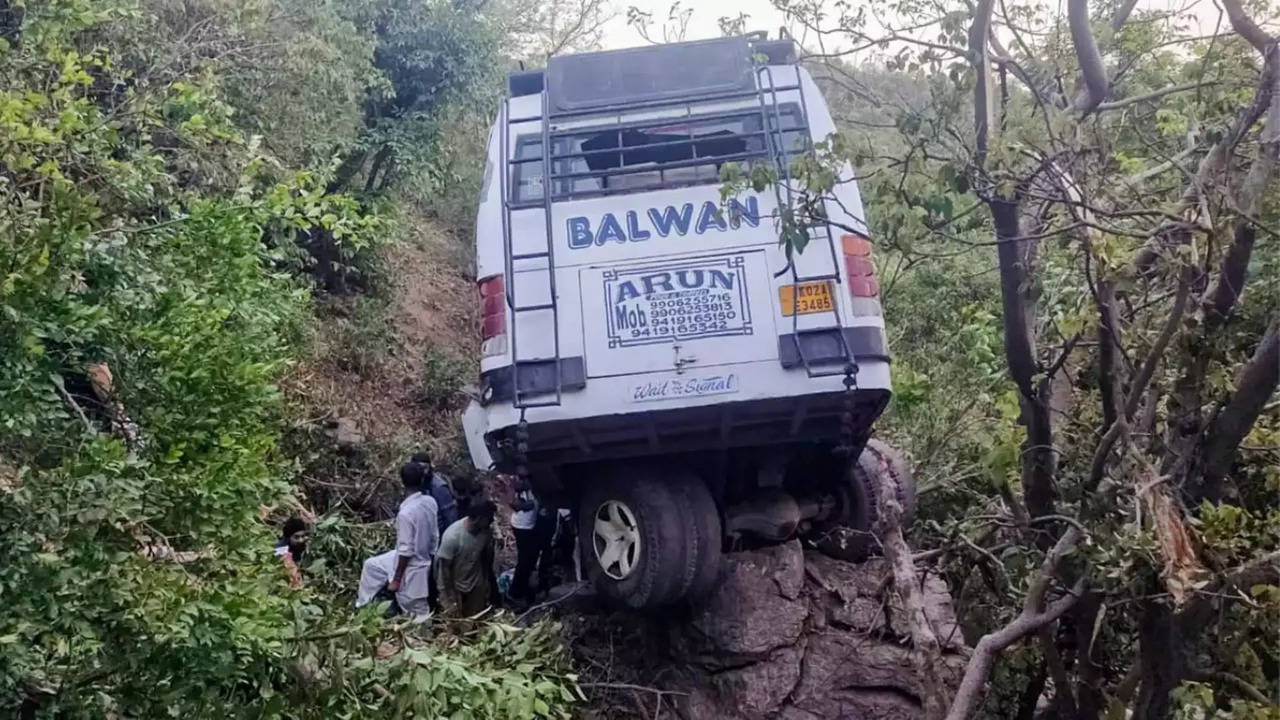 ಕಮರಿಗೆ ಬಿದ್ದ ಬಸ್