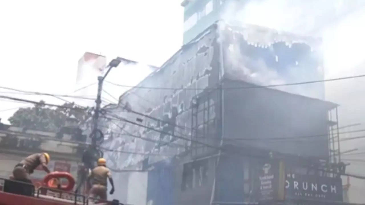kolkata: fire breaks out at park street restaurant, fire tenders on spot | video