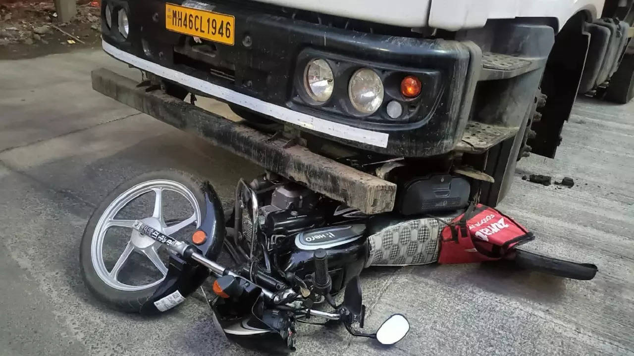 kharghar crime pmc grabage truck dash swiggy delivery boy bike in kharghar