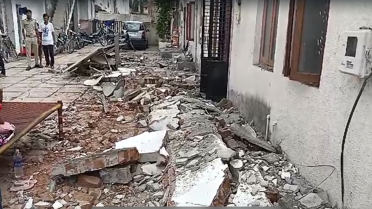 roofs of 5 houses collapse in gujarat's vadodara, 15 children escape unhurt, woman injured | video