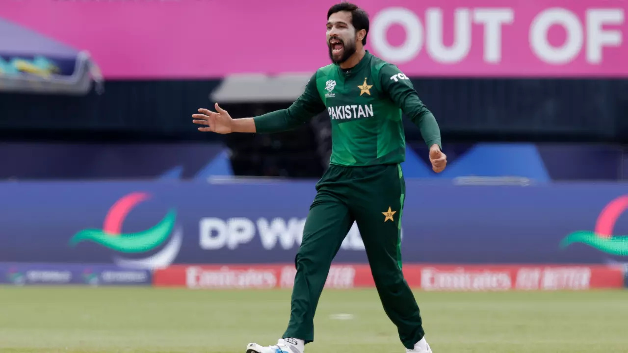 Mohammad Amir Gets Angry As Fans Bombard Him With Fixer Chants