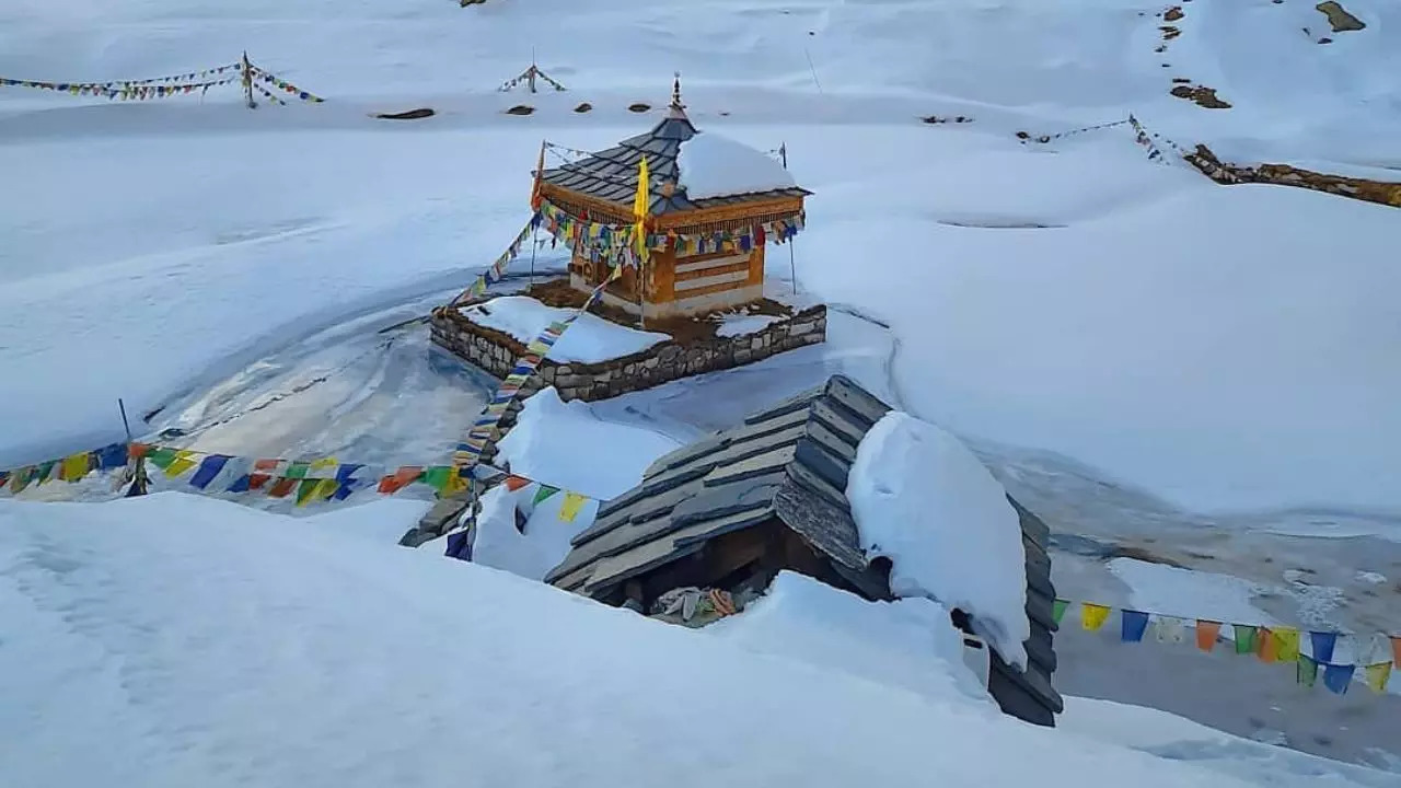 World's Highest Krishna Temple In Himachal. Credit: Instagram/yulla_kanda_trek