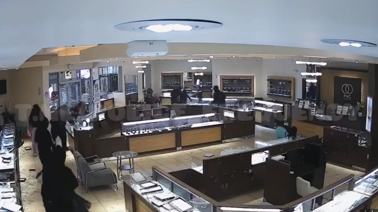 20 Masked Robbers Clean Out Indian Jewellery Store in California in Under Three Minutes | VIDEO