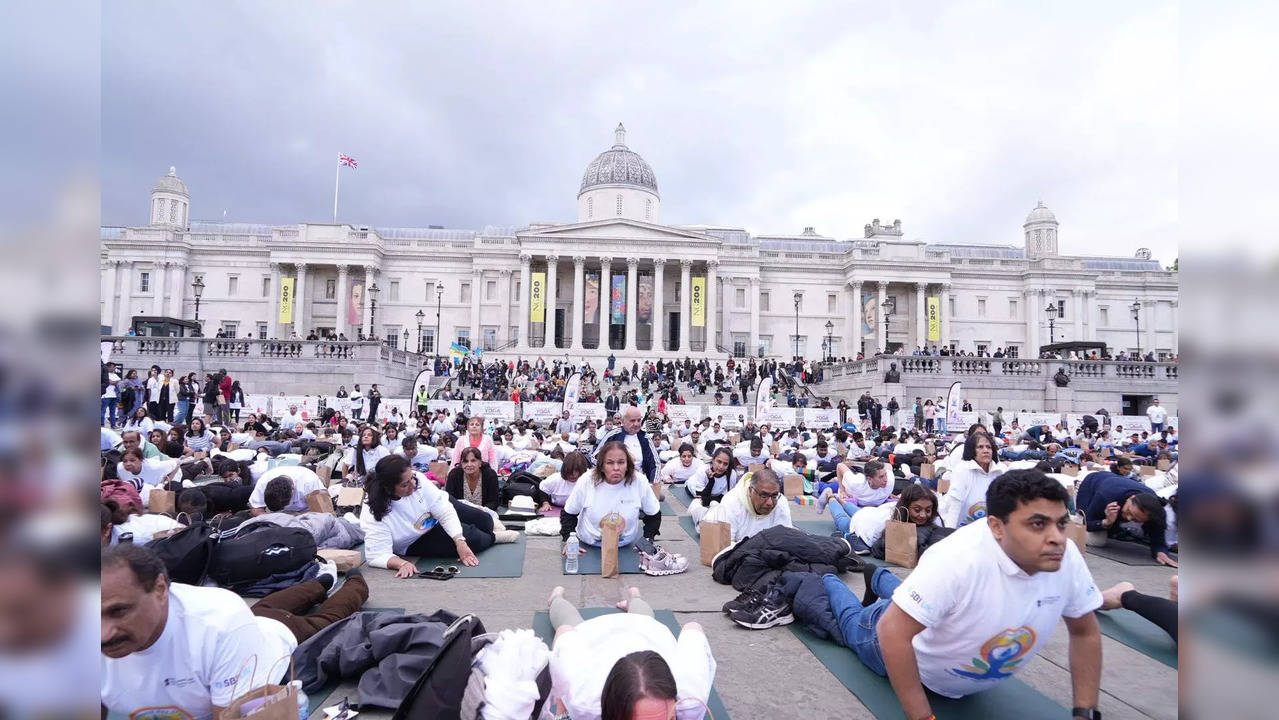 Watch: Sea Of Fitness Freaks At London’s Trafalgar Square As 700 People Gather For Yoga Day Event