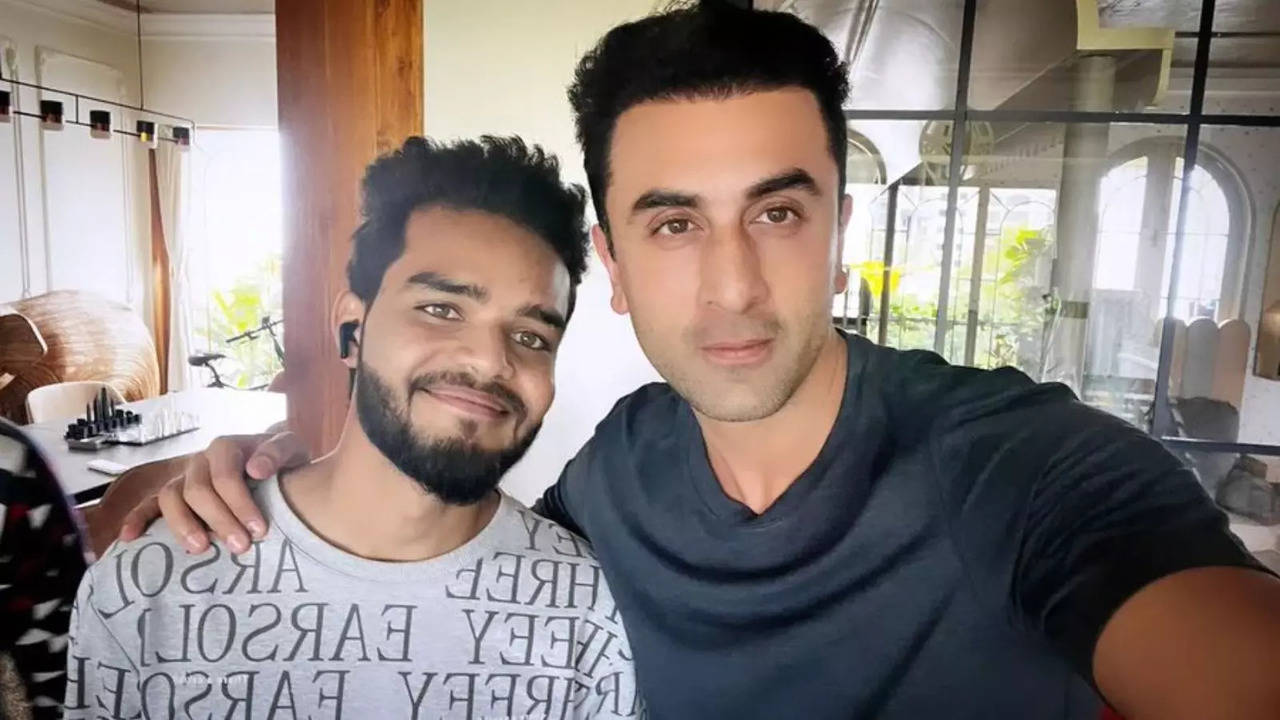 Ranbir Kapoor's Clean-Shaved Look Will Leave You Gasping For Breath, Actor Poses With Ramayana's Costume Designer