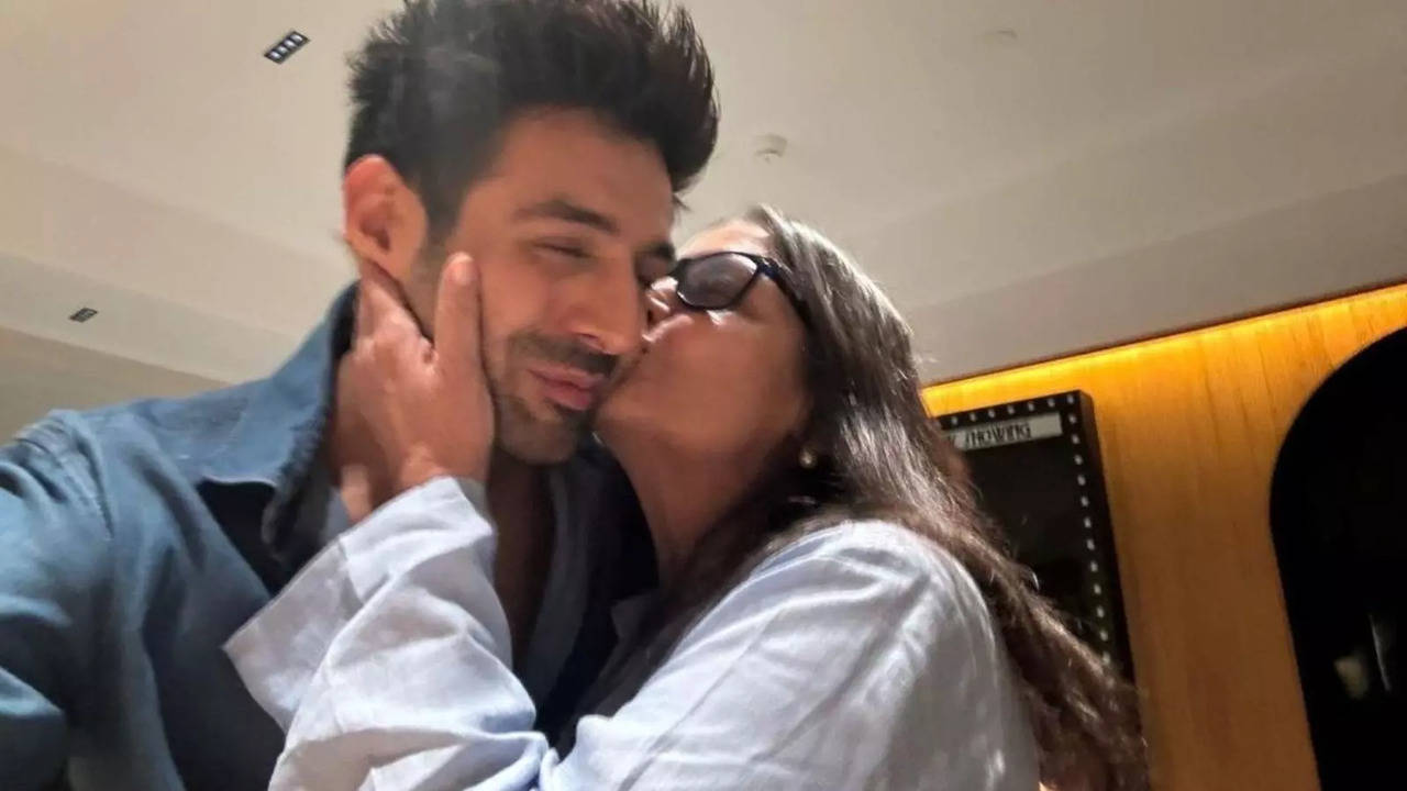 Kartik Aaryan Goes 'Mujhe Meri Eidi Mil Gayi' As Shabana Azmi Lauds Chandu Champion, Plants A Kiss On His Cheeks