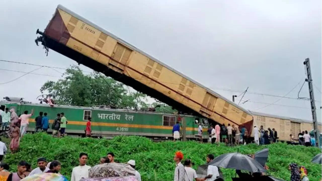 kanchanjungha express reaches kolkata after train accident tragedy- video