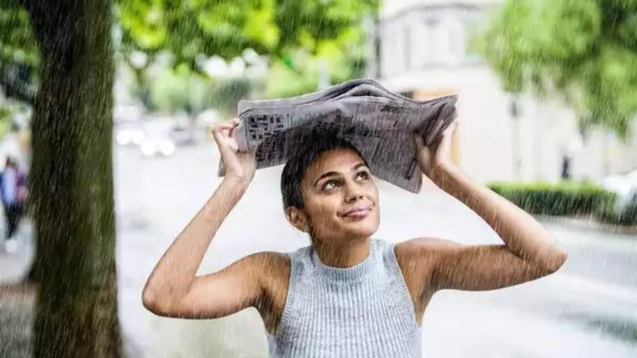 5 things to keep in your purse to make yourself safe during monsoon