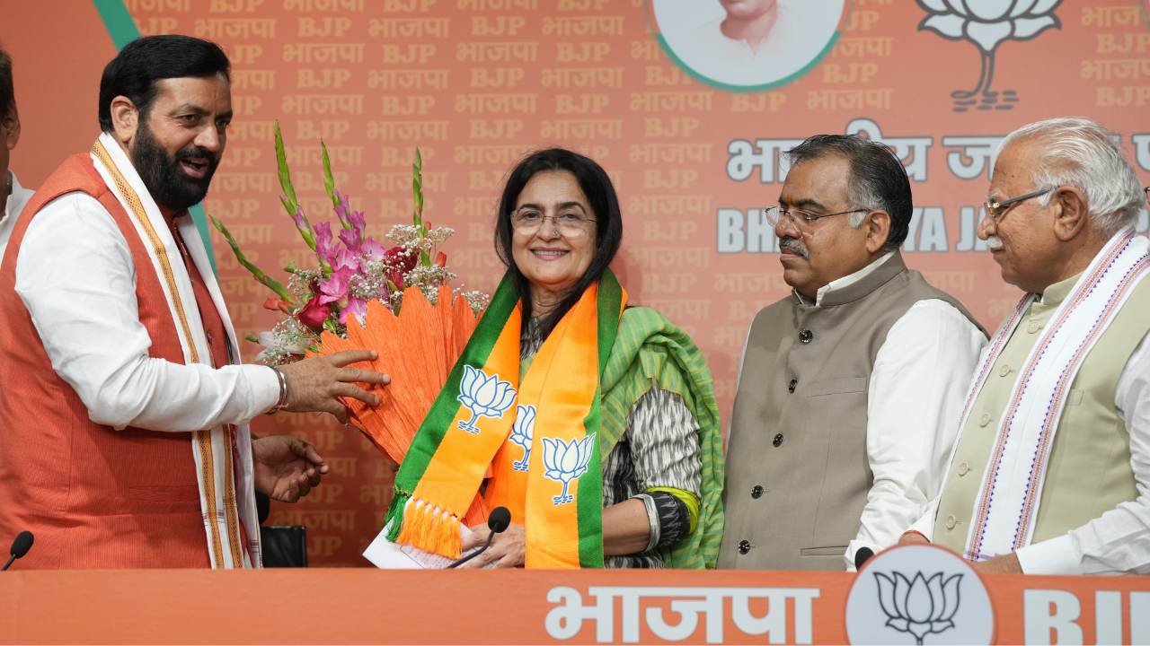 Video Day After Quitting Congress Kiran Choudhry And Daughter Shruti Join Bjp Times Now 1907