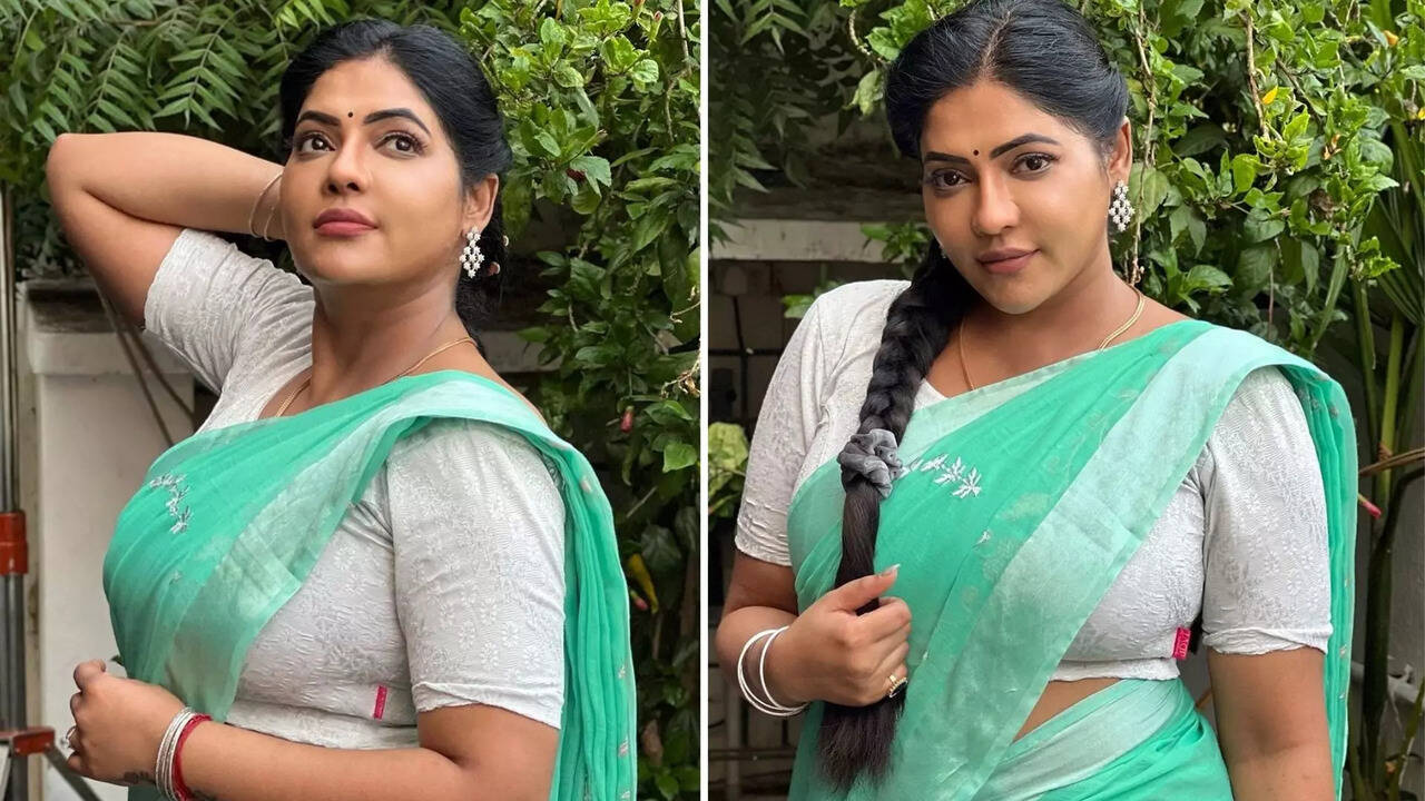  மீண்டும் புடவையில் கிளாமர் போஸ் கொடுத்த ரேஷ்மா பசுபுலேட்டி.. வைரலாகும் லேட்டஸ்ட் புகைப்படங்கள்! 