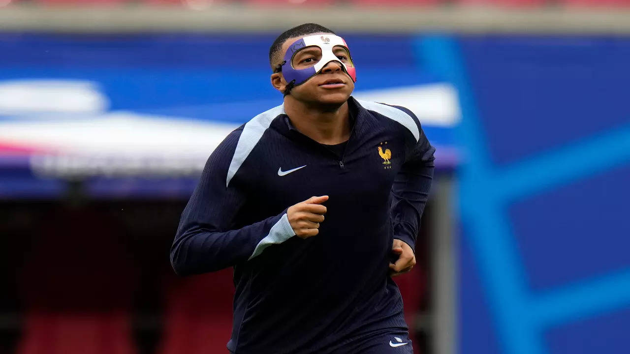 Kylian Mbappe wears a mask during practice