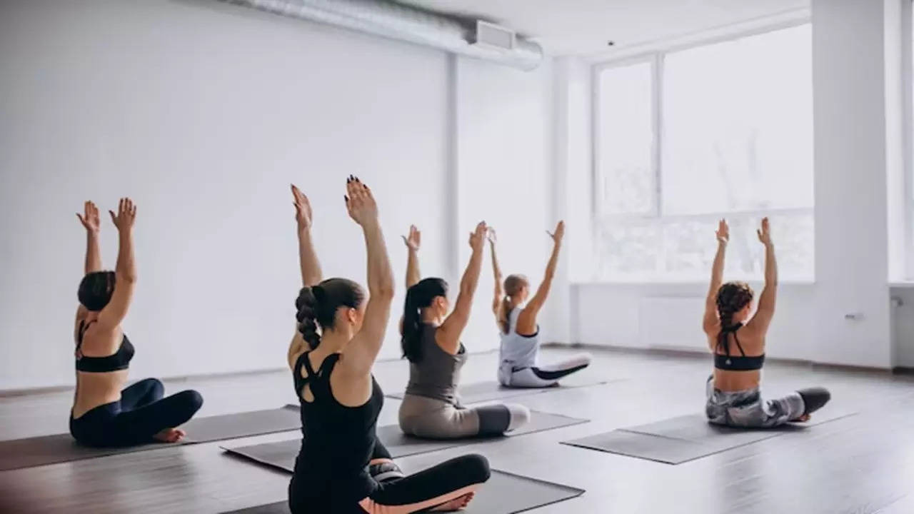 Yoga in AC (Photo: Freepik)