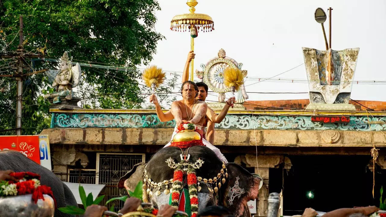  ஆனி திருமஞ்சனம்:   ஸ்ரீரெங்கநாதருக்கு தங்ககுடத்தில் புனித நீர் கொண்டு அபிஷேகம் 