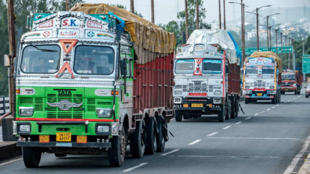 pune-mumbai highway clears heavy vehicles! permanent ban during peak hours announced