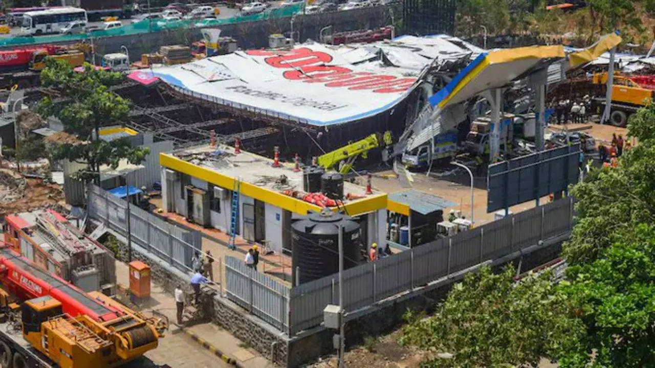 ghatkopar hoarding collapse