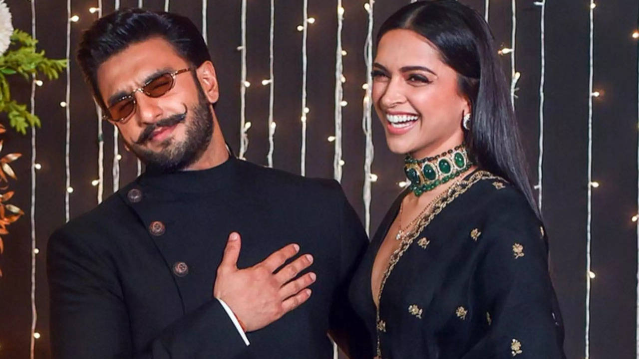 Ranveer Singh Gushes Over Deepika Padukone's Pregnancy Glow, Drops THIS Cute Emoji To Express His Feelings