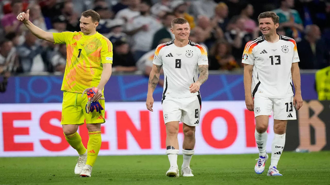 Toni Kroos, Thomas Muller & Manuel Neur enjoy a light moment