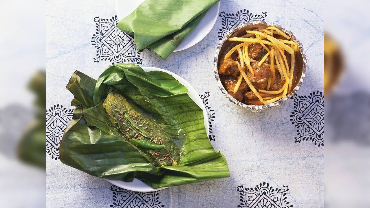 00336641-Patra-Ni-Machhi-Marinated-fish-in-banana-leaf-India
