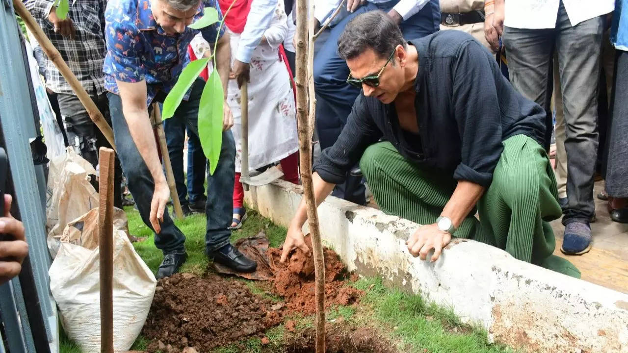 Akshay Kumar Joins Tree Plantation Drive In Mumbai