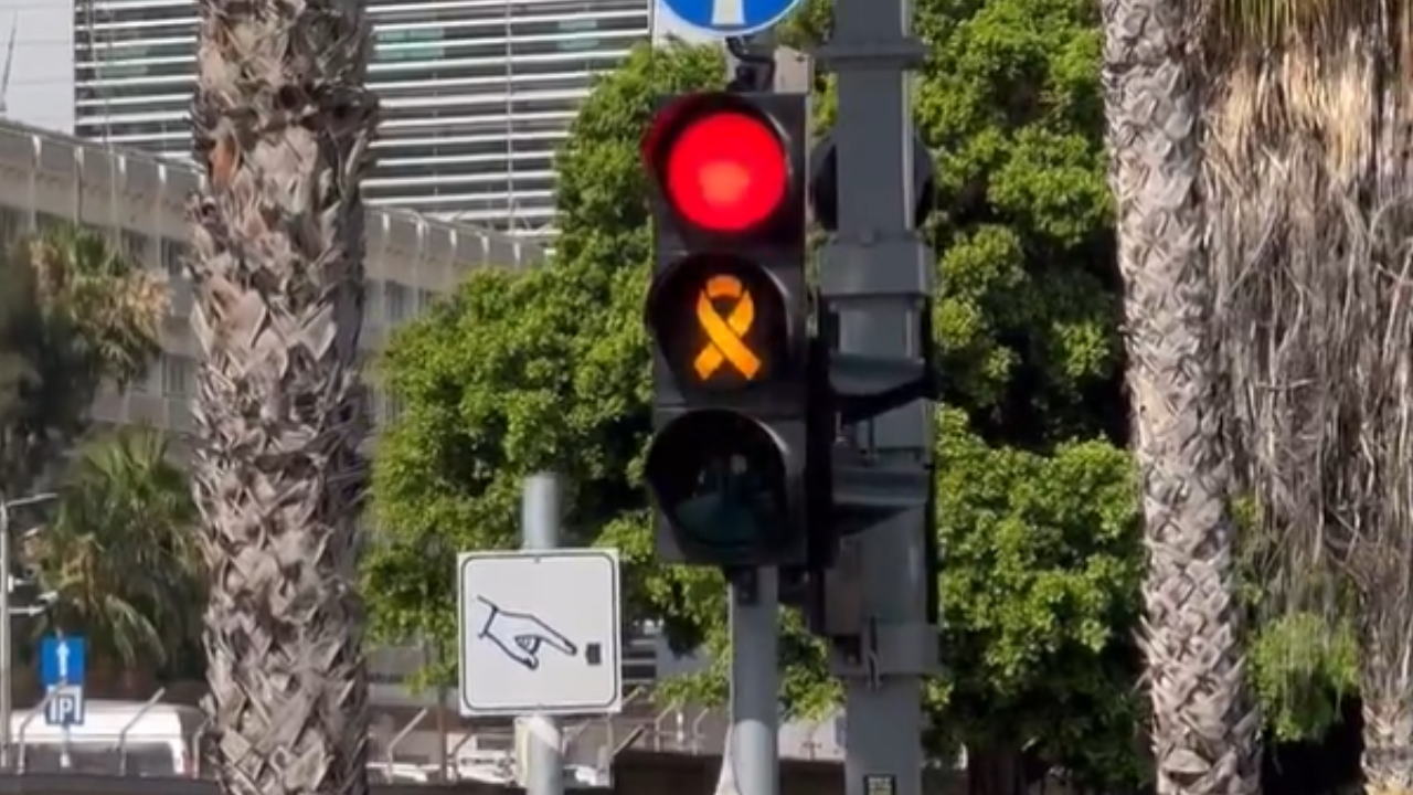 VIDEO | ​Israel Traffic Light Shows Yellow Ribbon To Remind Of Hostages