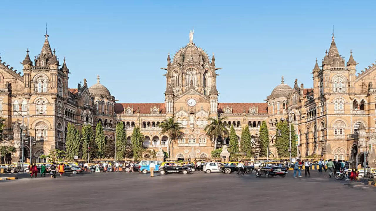 Bombay High Court Raps BMC Over Illegal Hawkers Occupying Footpaths