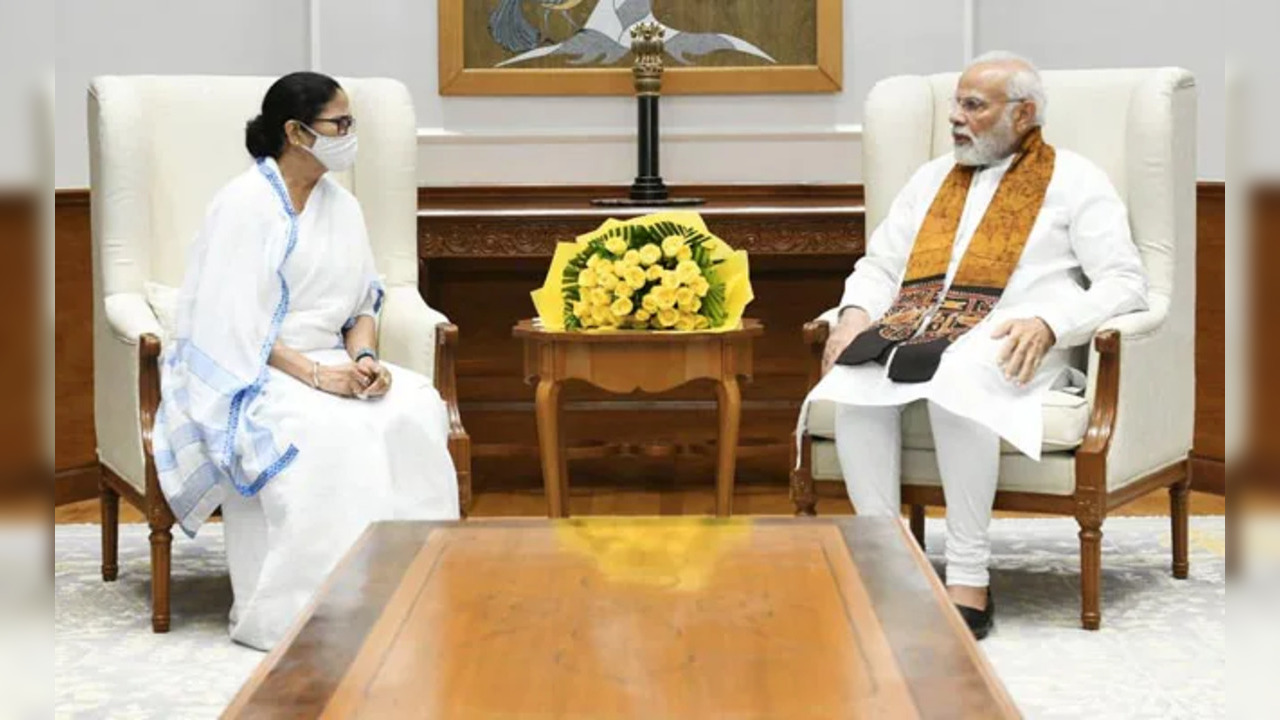 West Bengal CM Mamata Banerjee (L), Prime Minister Narendra Modi (R)