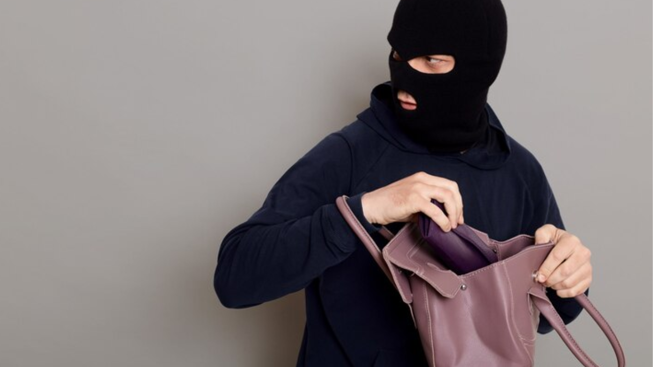 thief in china leaves his contact number after robbing apple macbook, phones