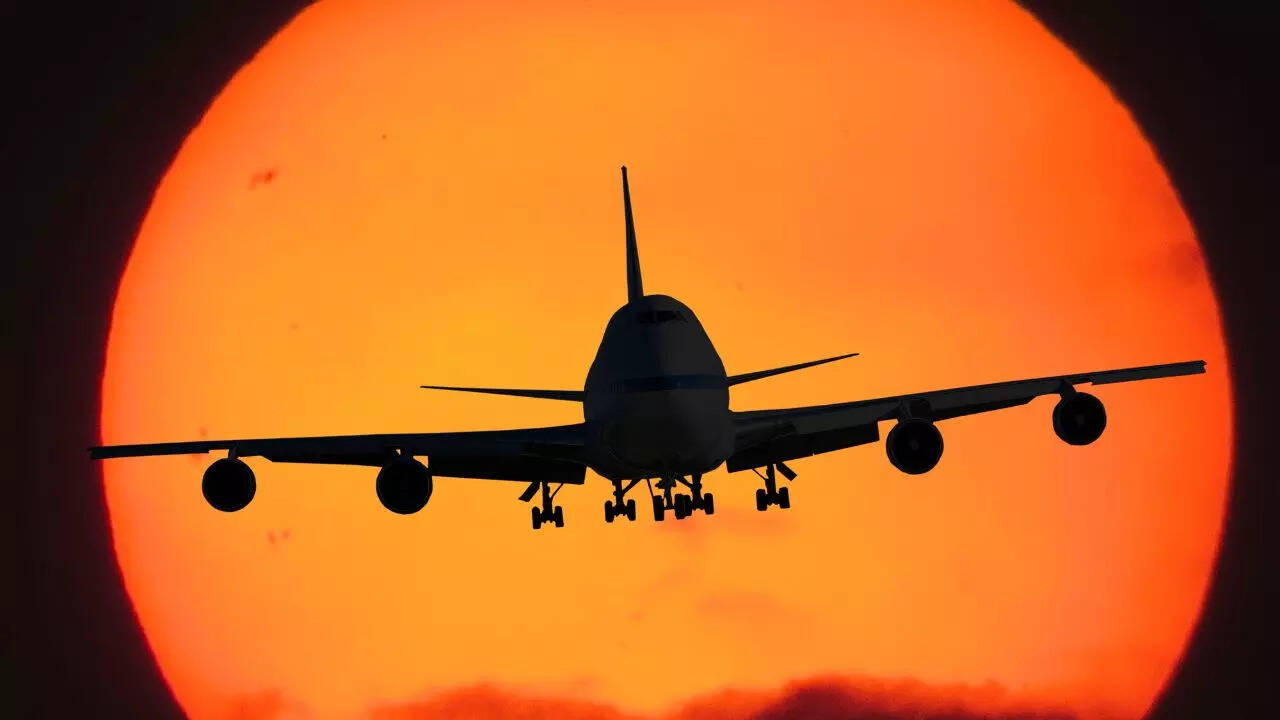 Fact Check: Did Santiago Flight 513 Disappear In 1954 And Then Reappear 35 Years Later?