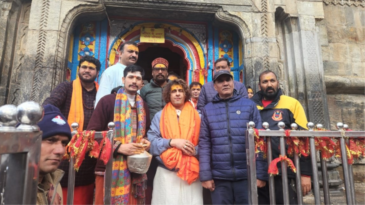Sonu Nigam And Family Offer Prayers At Kedarnath Temple