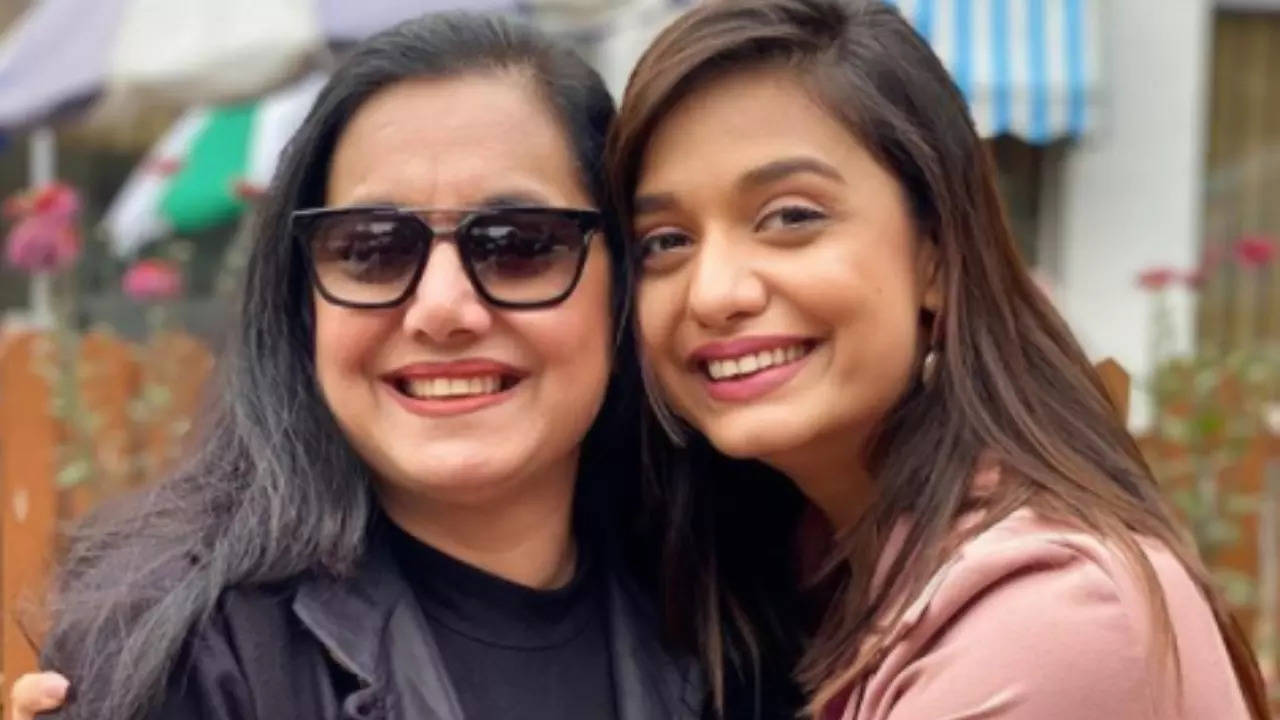 Divya Agarwal Pens Emotional Note As Her Mom Falls Sick: 'Their Minor Wounds Are Your Biggest Pain'