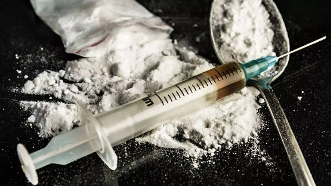 pune bar case: cops detain 2 persons from mumbai for alleged use of drugs