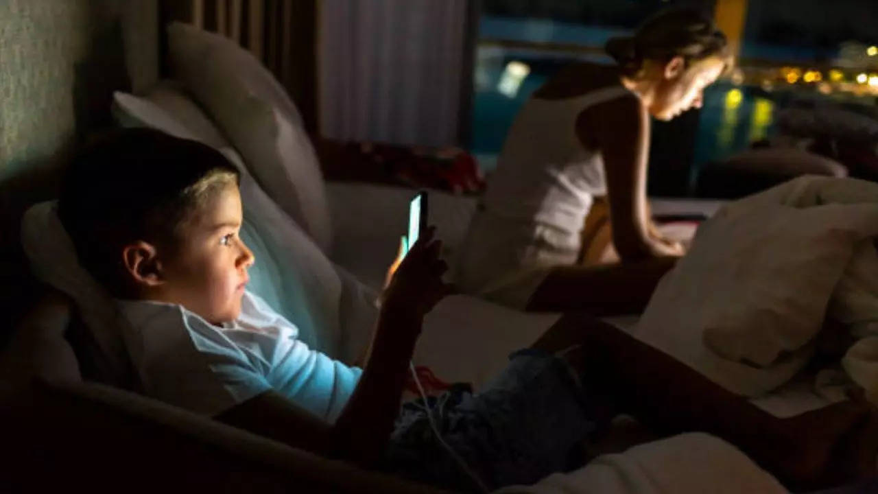 What’s The Ideal Age To Give Your Child A Smartphone? Expert Answers