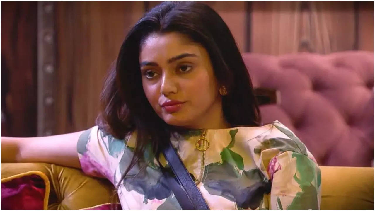 Bigg Boss OTT 3: Sana Makbul Cries Talking About Her Battle With Non-Alcoholic Hepatitis