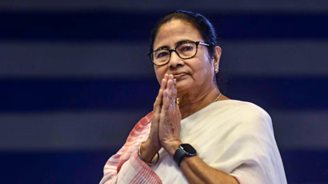 2 days after bulldozing action, cm mamata backs kolkata hawkers, but gives 1-month deadline