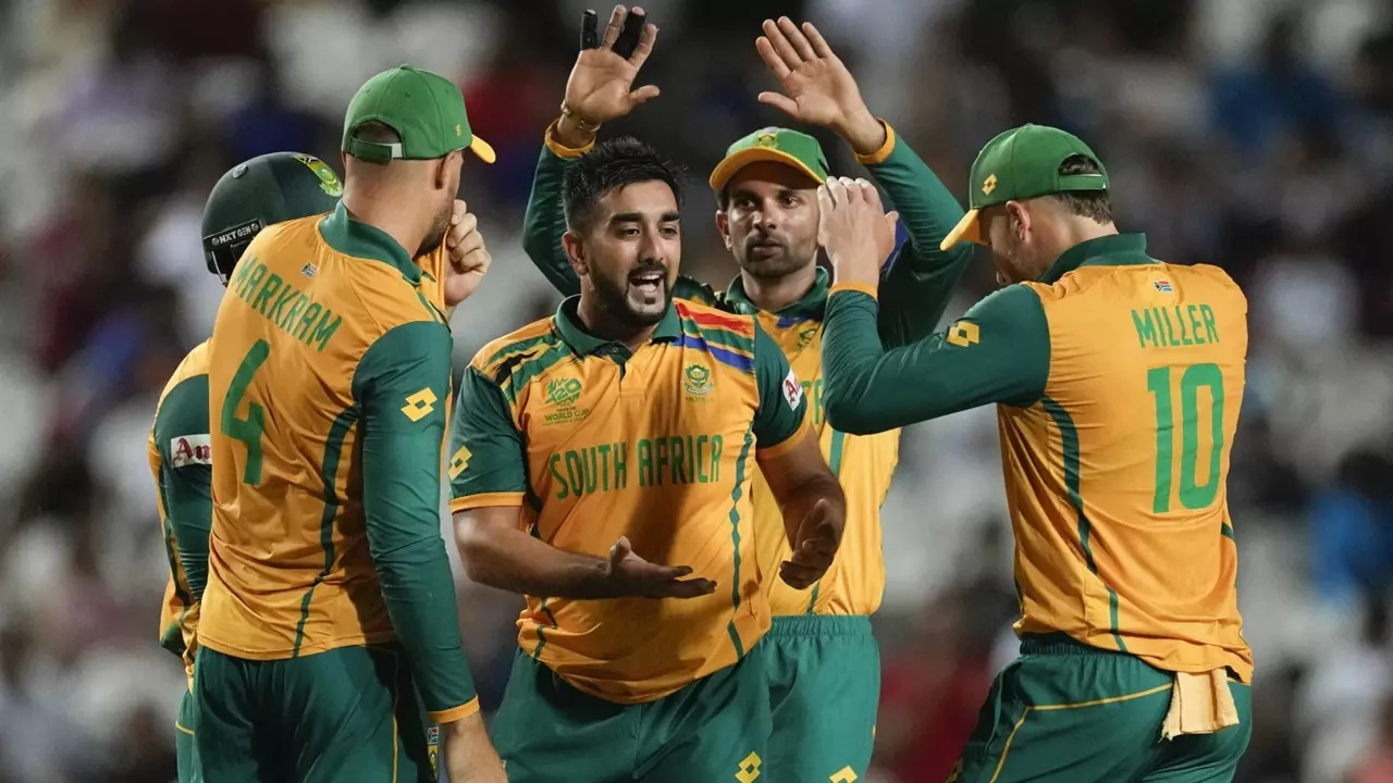 Tabraiz Shamsi along with the South African cricket team