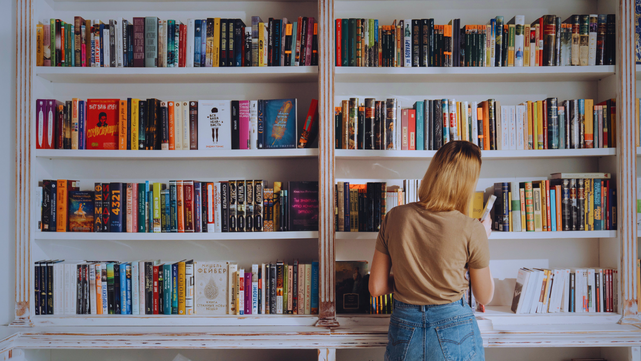 15 Amazing Ways To Decorate Your Bookshelf