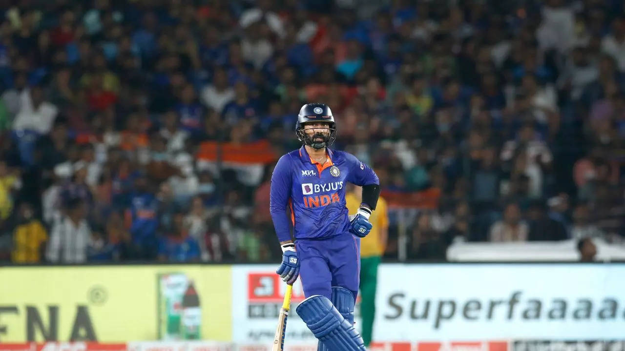 Dinesh Karthik Mocks Himself While Giving Award To This Indian Star Post ENG Victory