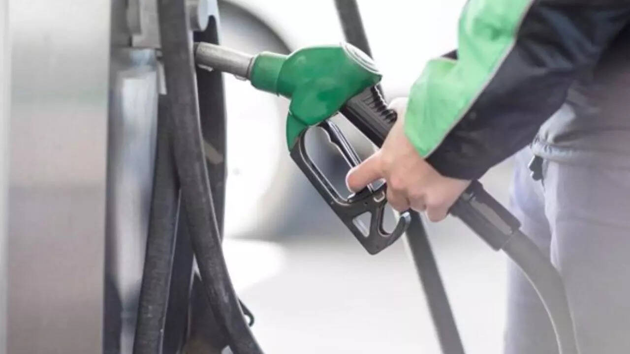 mumbai: petrol to be cheaper by 65 paise, diesel by rs 2.60