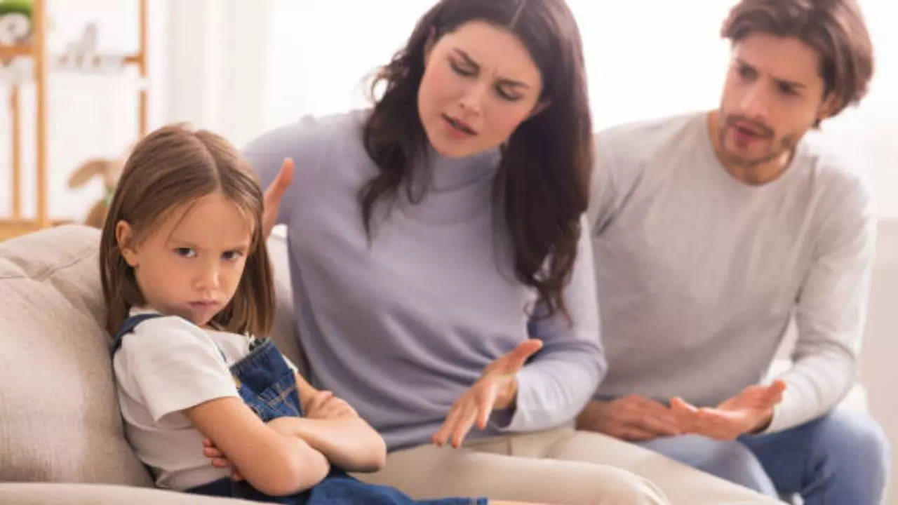 7 Red Flags Of Controlling Parents: Signs You Shouldn't Ignore