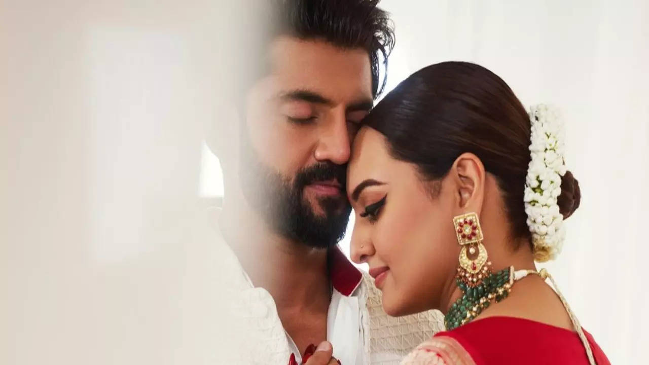 Newlyweds Sonakshi Sinha-Zaheer Iqbal SPOTTED At Hospital In Mumbai Days After Wedding. Watch