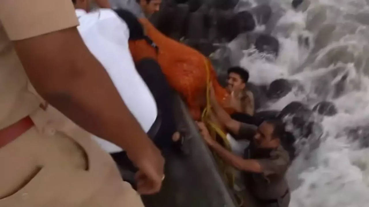 Mumbai police Jumps into sea to save woman