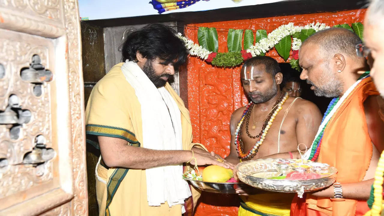 pawan kalyan at kondagattu temple