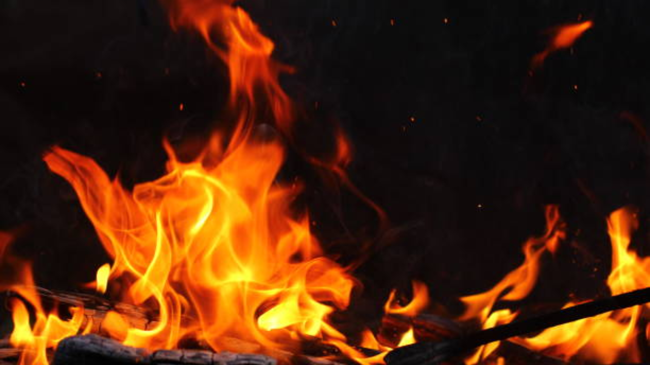 Chennai man sets woman on fire